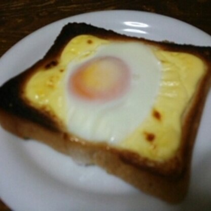 パンが焦げてるのに、卵が固まりきれていません。
けど、半熟卵で美味しかったです。